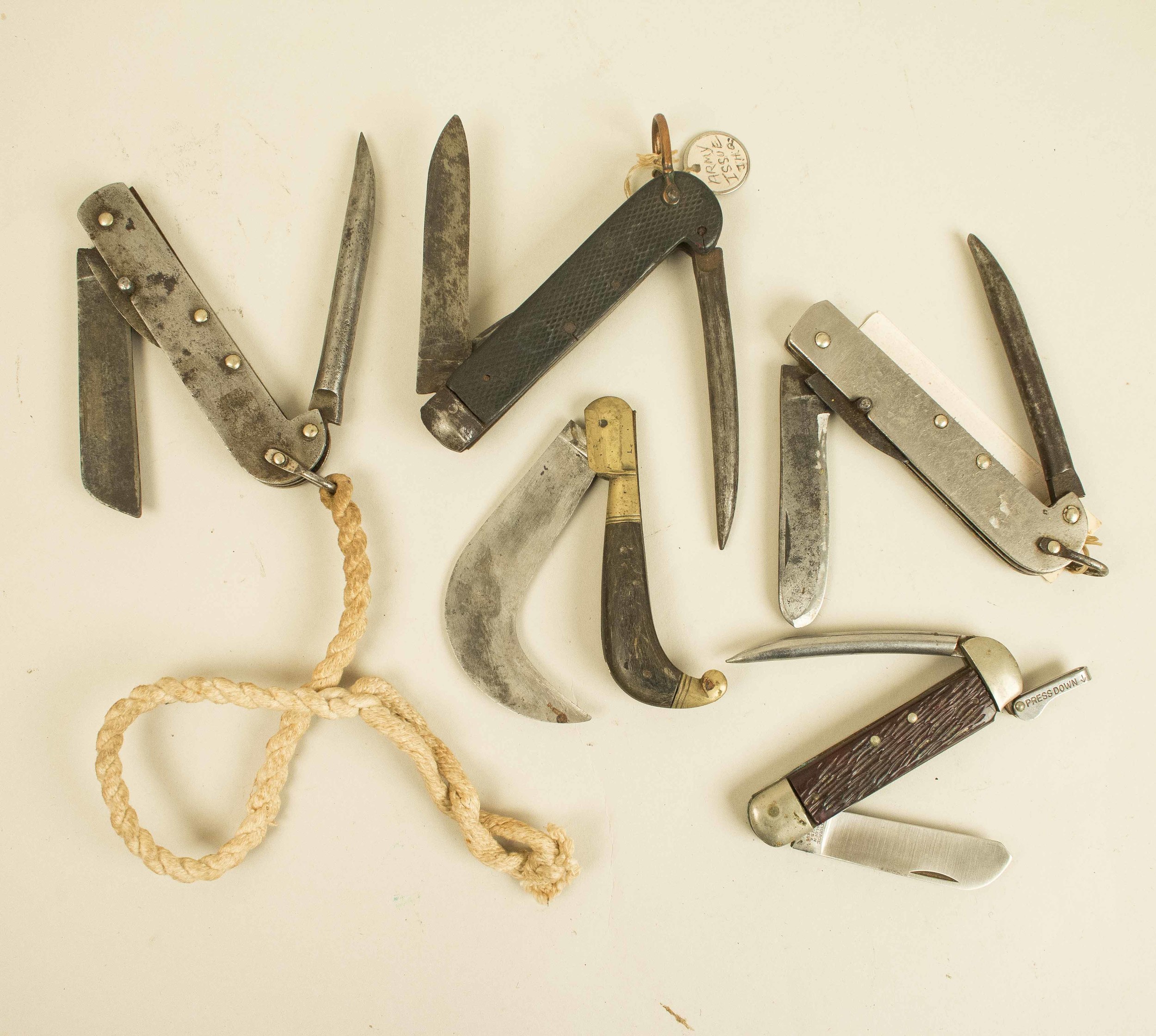 4 Sailors' clasp knives w/ marlin spikes, and one other Witherell's