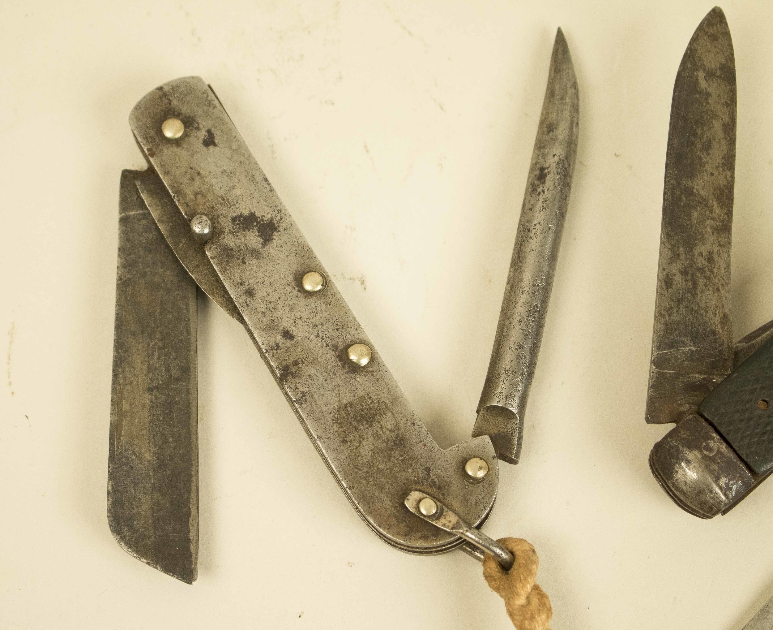 4 Sailors' clasp knives w/ marlin spikes, and one other Witherell's