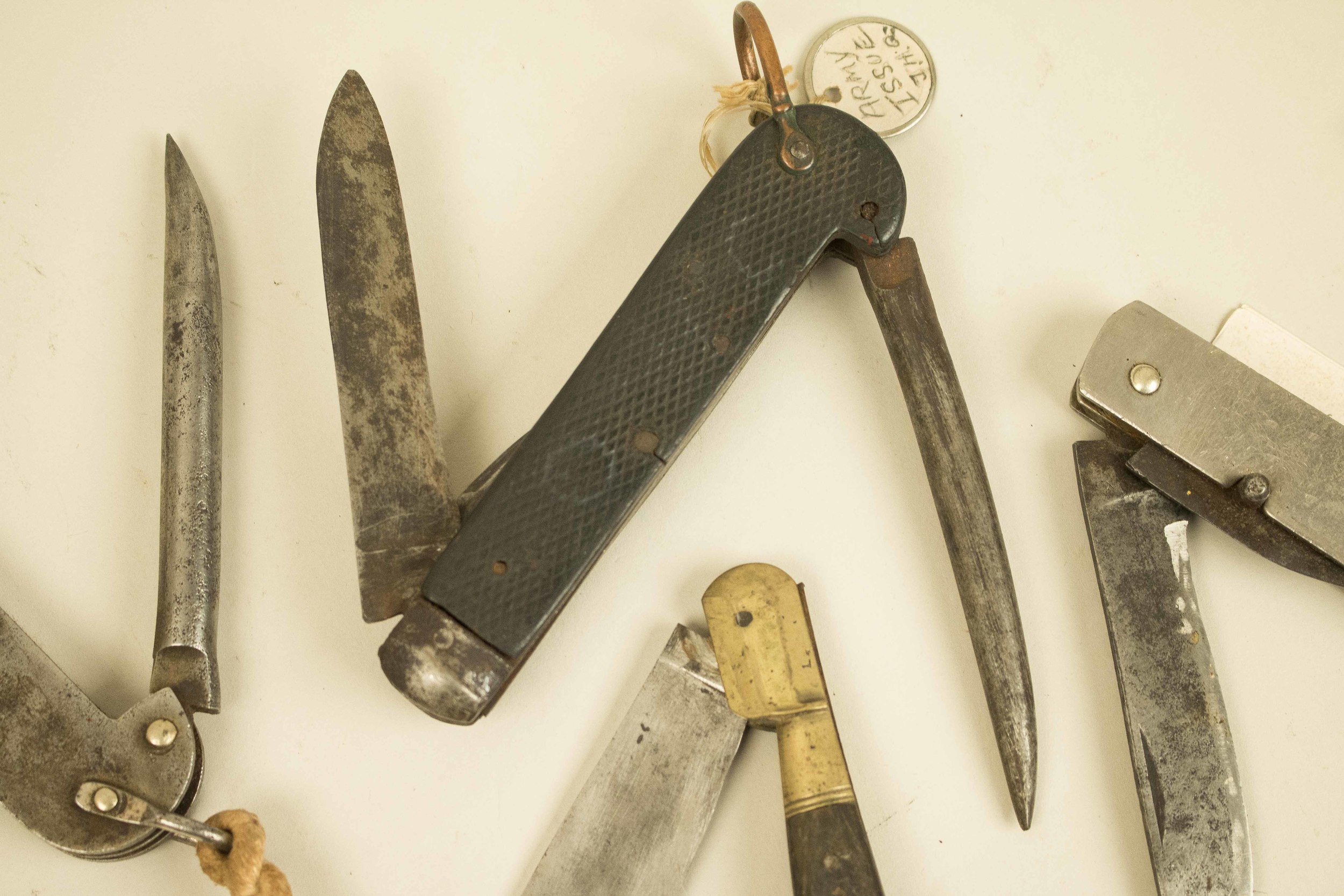 4 Sailors' clasp knives w/ marlin spikes, and one other Witherell's