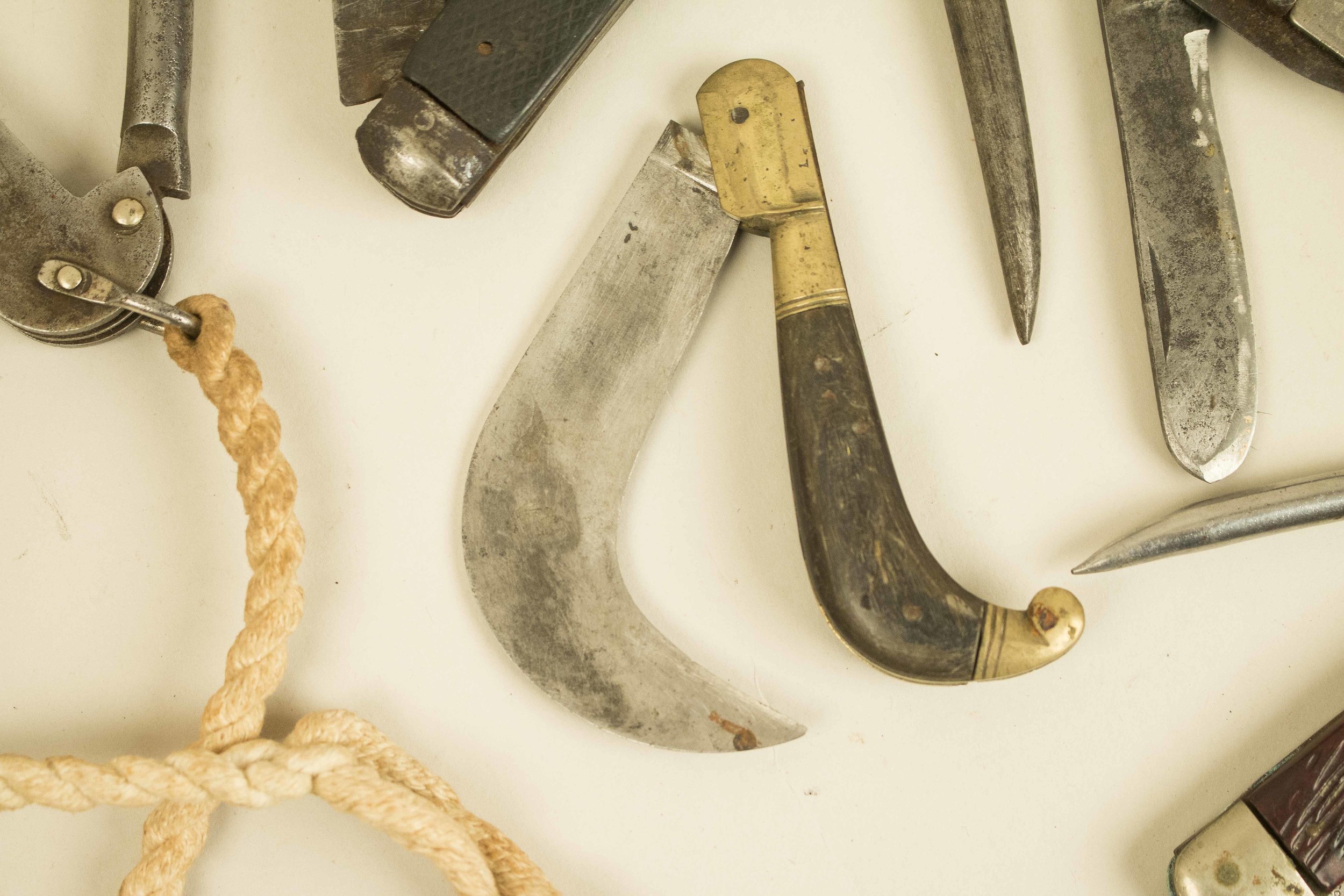 4 Sailors' clasp knives w/ marlin spikes, and one other Witherell's