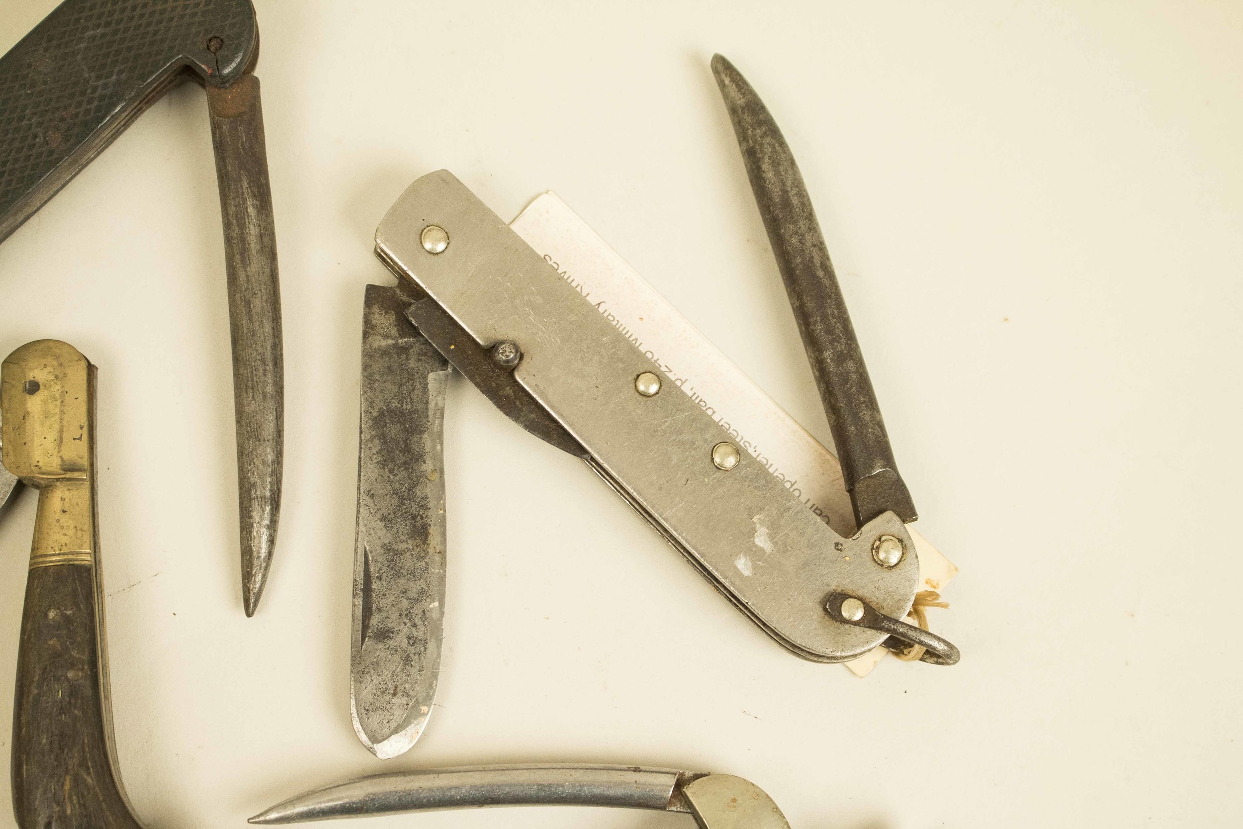4 Sailors' clasp knives w/ marlin spikes, and one other Witherell's