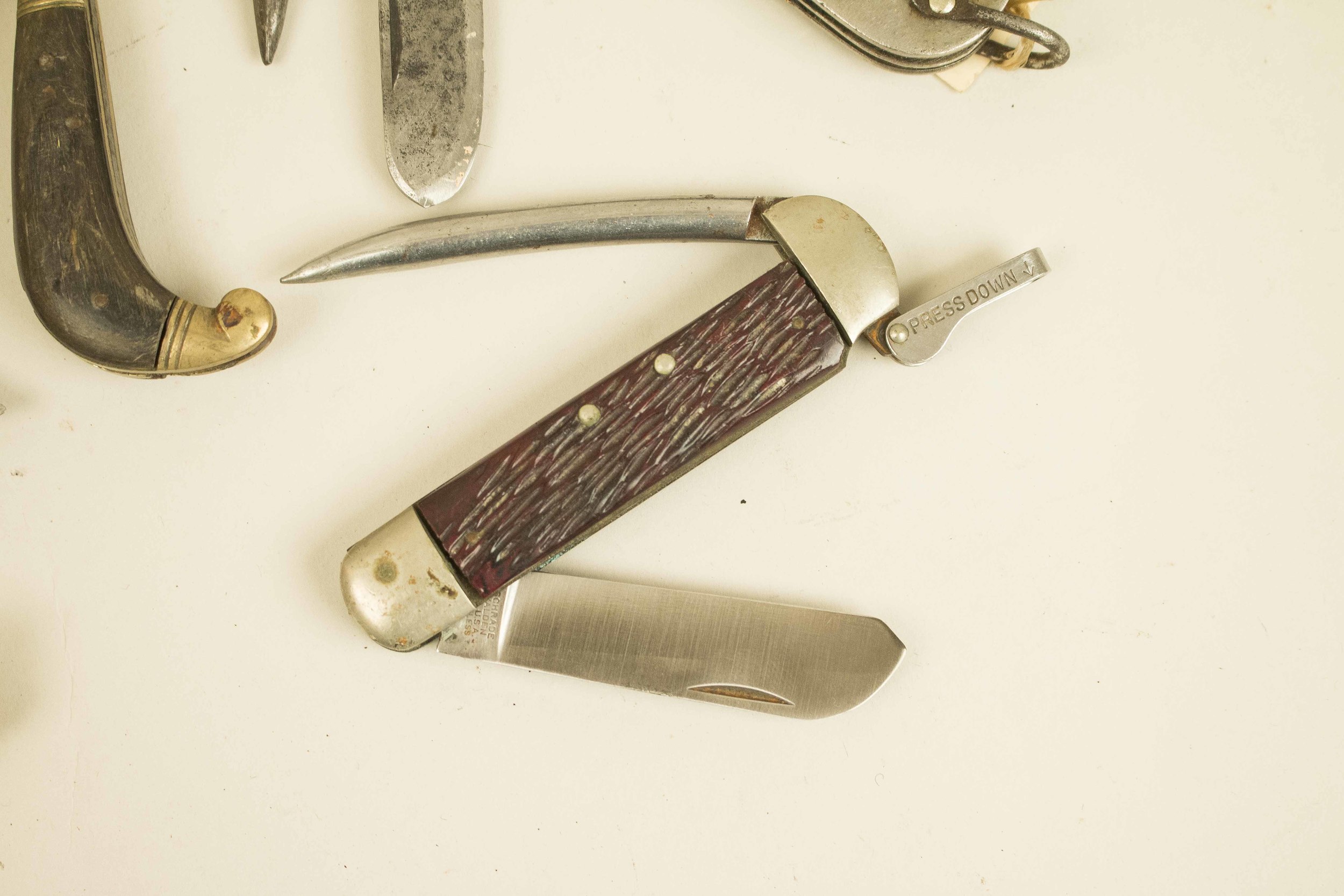 4 Sailors' clasp knives w/ marlin spikes, and one other Witherell's